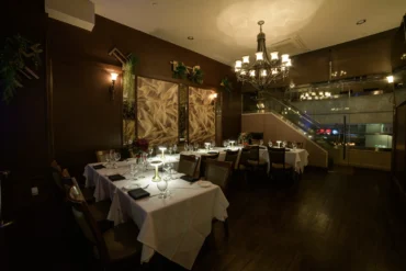 U shape table in Le Salon