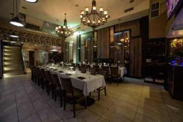 U shaped table in Le Salon - Angle 2