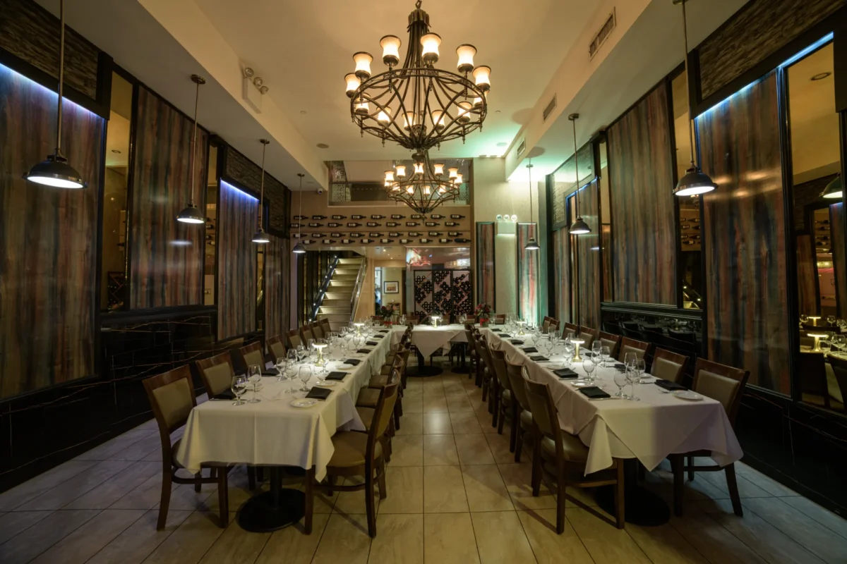 U shaped table in Le Salon - Angle 3