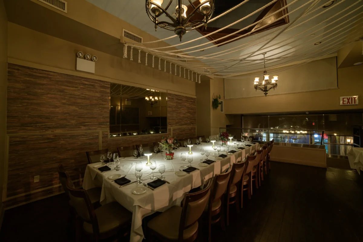 Skylight room with a rectangular table